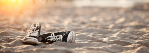 Aufmacherbild Turnschuhe am Strand